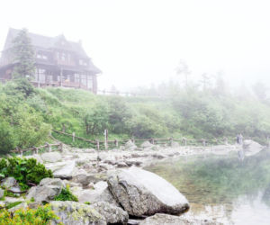 To jedna z najpiękniejszych wsi w Małopolsce. Jest ozdobą Tatr, a jej historia wiąże się z Neapolem