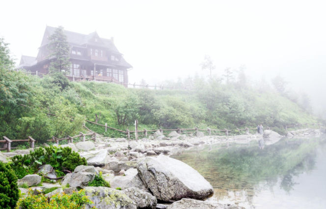 To jedna z najpiękniejszych wsi w Małopolsce. Jest ozdobą Tatr, a jej historia wiąże się z Neapolem