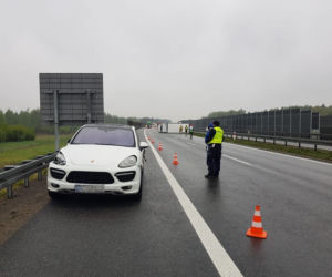 Kolizja na tarnowskim odcinku autostrady. Porsche nie dało rady ciężarówce