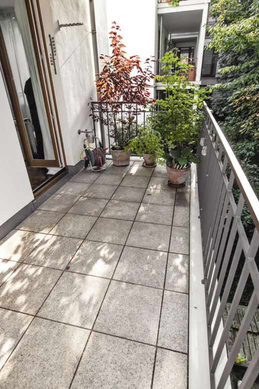 Balkon wyłożony granitowymi płytkami