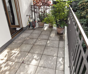 Balkon wyłożony granitowymi płytkami