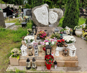 Mama 13-letniej Izy spoczęła obok swojej córki. Nigdy nie doczekała zatrzymania jej zabójcy