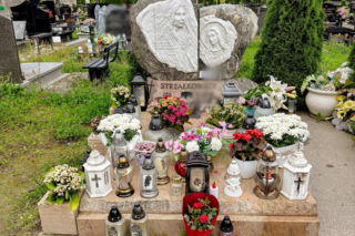 Mama 13-letniej Izy spoczęła obok swojej córki. Nigdy nie doczekała zatrzymania jej zabójcy