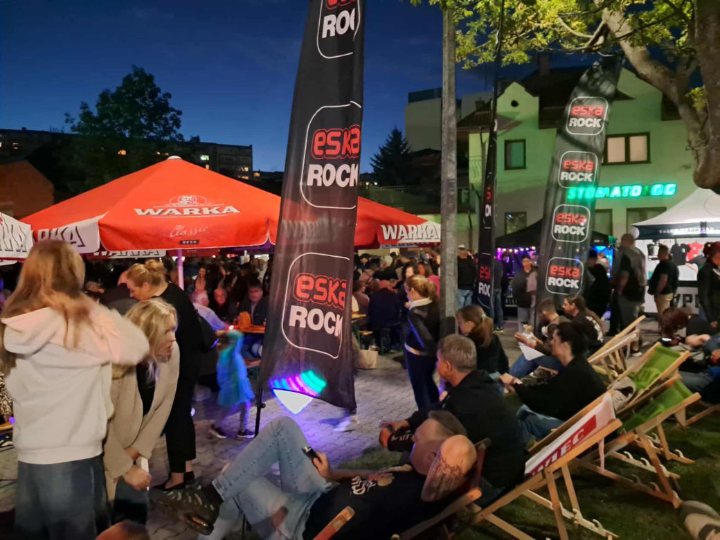 Posadzili drzewa, a następnie dali gorący koncert. Finał akcji zespołu Nocny Kochanek w Skarżysku