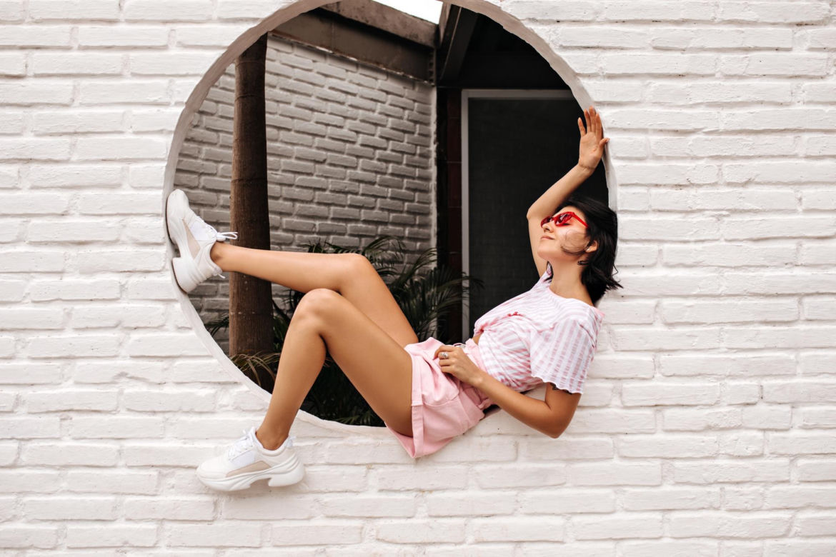 Białe sneakersy to must have w letniej garderobie. Z czym je łączyć, żeby wyglądać jak prawdziwa it-girl?
