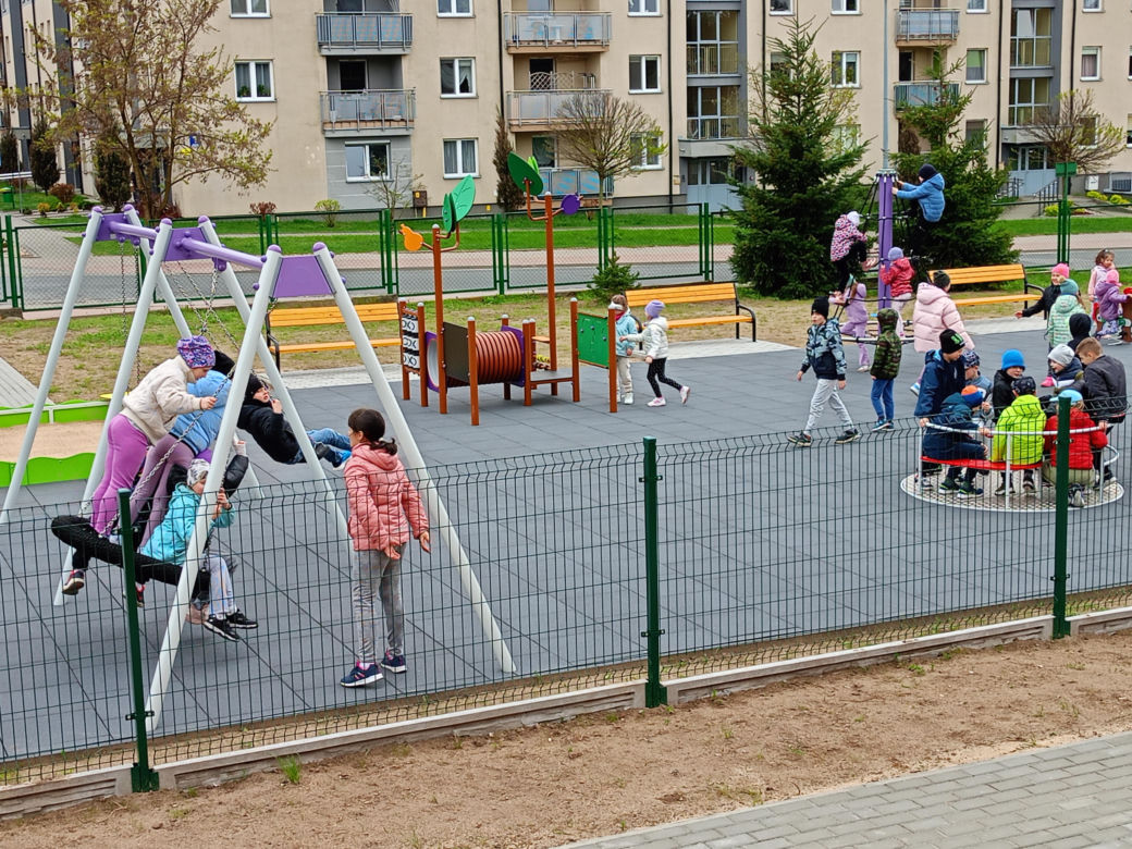 Nowy plac zabaw przy SP nr 8 w Siedlcach jest ogólnodostępny dla wszystkich mieszkańców miasta i dostosowany do potrzeb osób z niepełnosprawnością ruchową