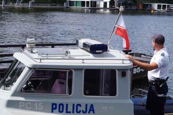 Ciało mężczyzny w jeziorze. Wędkarz dokonał makabrycznego odkrycia!