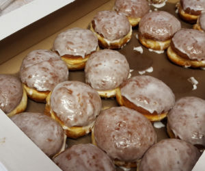 Małe, sprężyste, nadziewane i lukrowane. Trwa charytatywna akcja Pączki do rączki