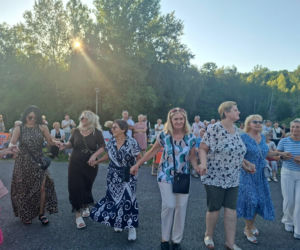 Gorący letni wieczór w Starachowicach! Międzypokoleniowa potańcówka opanowała Szlakowisko [FOTORELACJA]