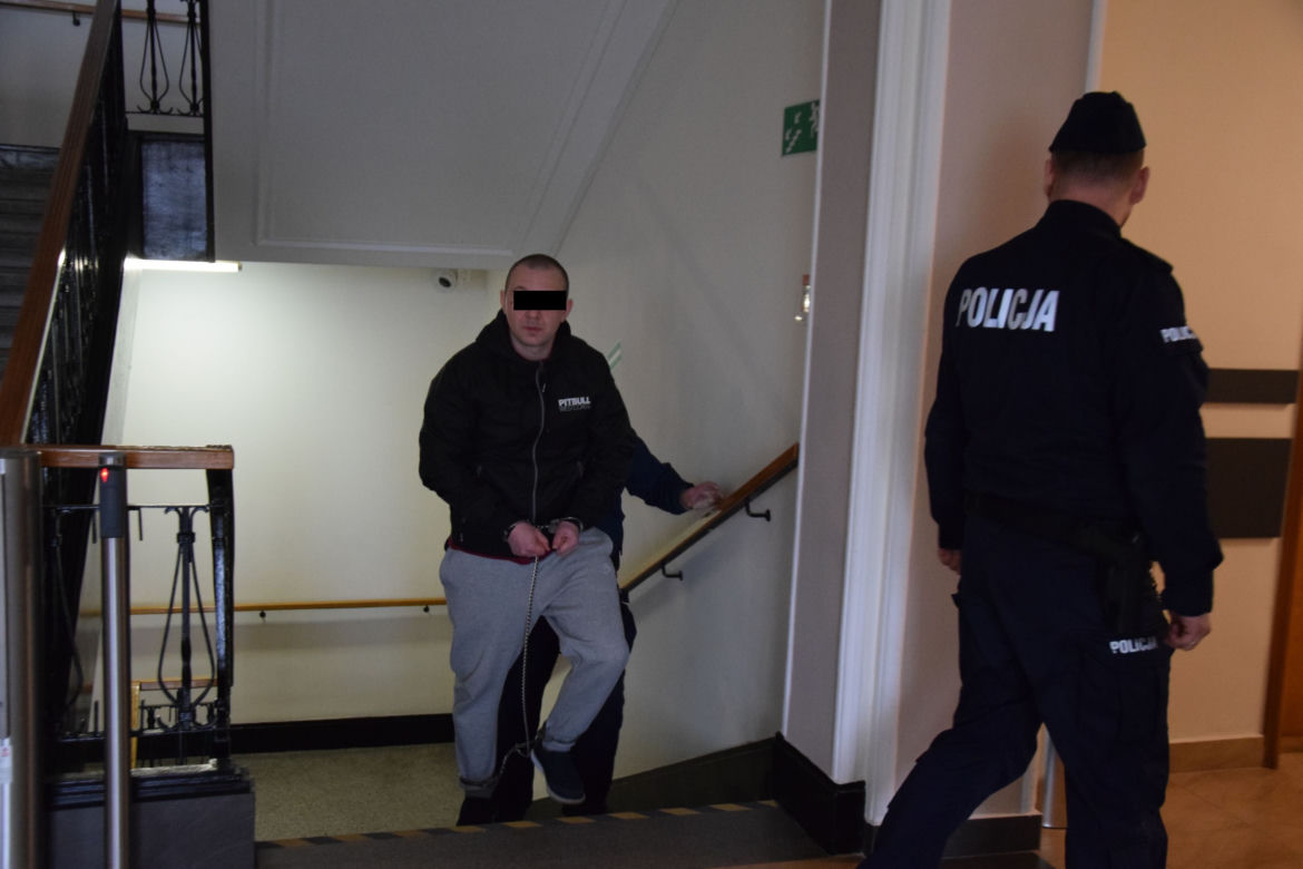 Doprowadzenie Adama Sz. do sądu [GALERIA]