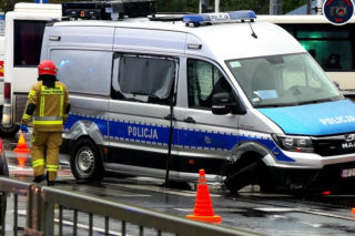 Co za pech! Policjanci z drogówki skasowali nowiutki radiowóz. Nadaje się na złom!