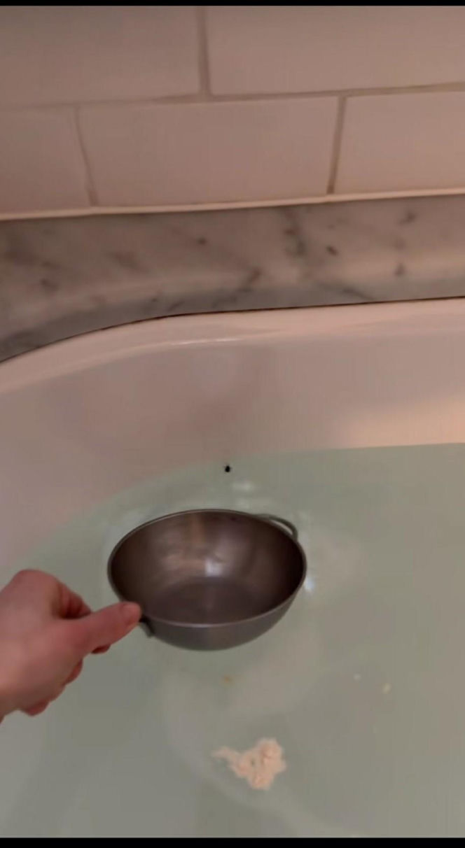 Koszmar Kasi Tusk jak z horroru! Poszła do łazienki, musiała użyć durszlaka