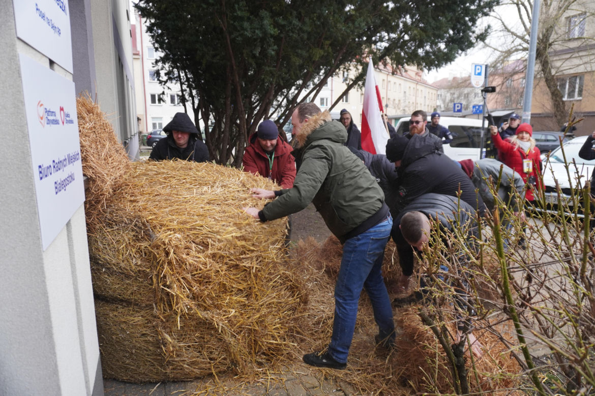 Protest rolników w Białymstoku. Rolnicy rozsypali bele słomy przed biurami PO i PiS