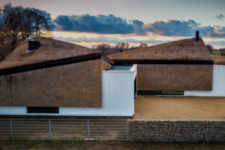 Opakowali nowoczesny dom trzciną. Co za efekt