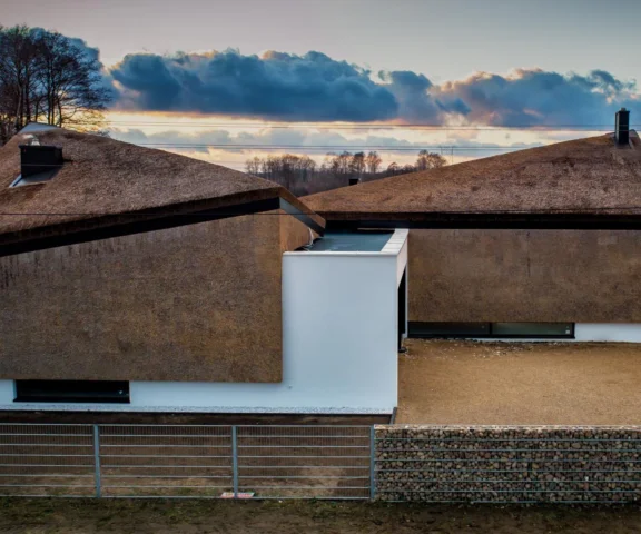 Opakowali nowoczesny dom trzciną. Co za efekt