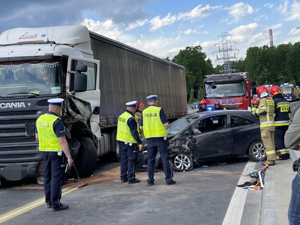 Potworna czołówka z ciężarówką na Żołnierskiej. Kierowca w stanie krytycznym
