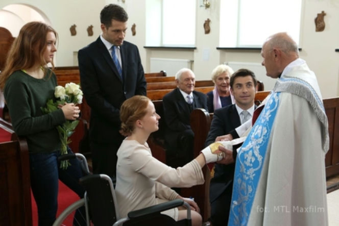 M jak miłość odc. 1111. Marek (Kacper Kuszewski), Ewa (Dominika Kluźniak), Ula (Iga Krefft), Tomek (Andrzej Młynarczyk), Barbara (Teresa Lipowska), Lucjan (Witold Pyrkosz)