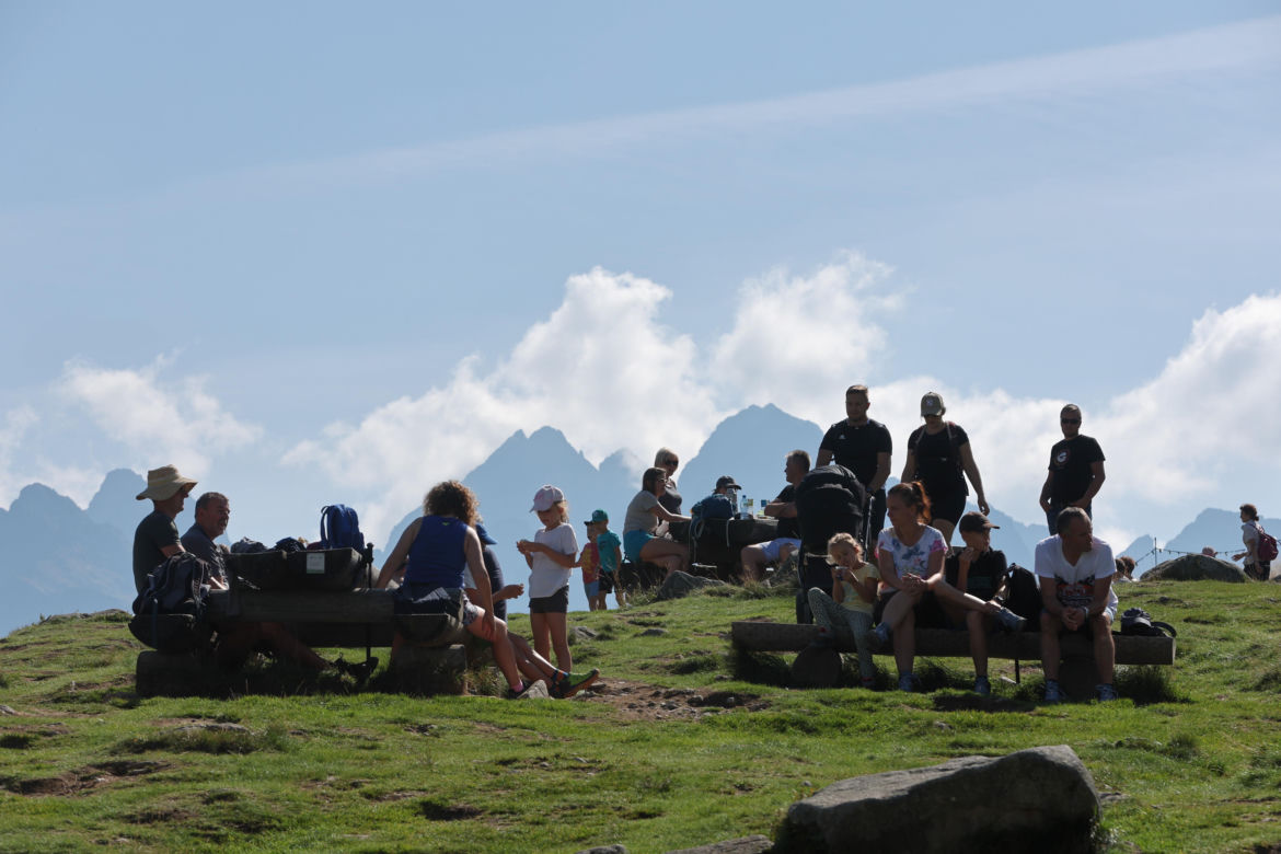 Koniec wakacji, a turyści szturmują Tatry. Na szlakach tłumy