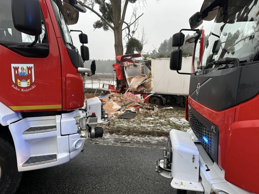 Koszmarny wypadek na DK 10 w Makowiskach pod Bydgoszczą! Ranny kierowca w szpitalu [ZDJĘCIA]