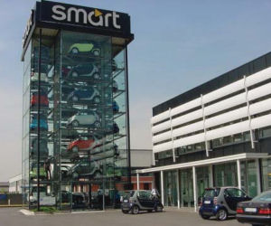 Parking automatyczny - gigantyczna przeszklona witryna salonu samochodowego Audi