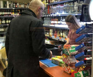 Stanisław Pięta kupuje alkohol