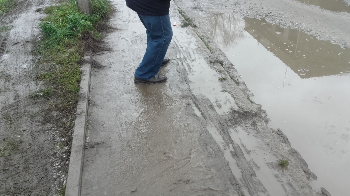 Kiedy spadnie deszcz, mieszkańcy ulicy toną w błocie