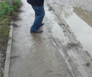 Kiedy spadnie deszcz, mieszkańcy ulicy toną w błocie