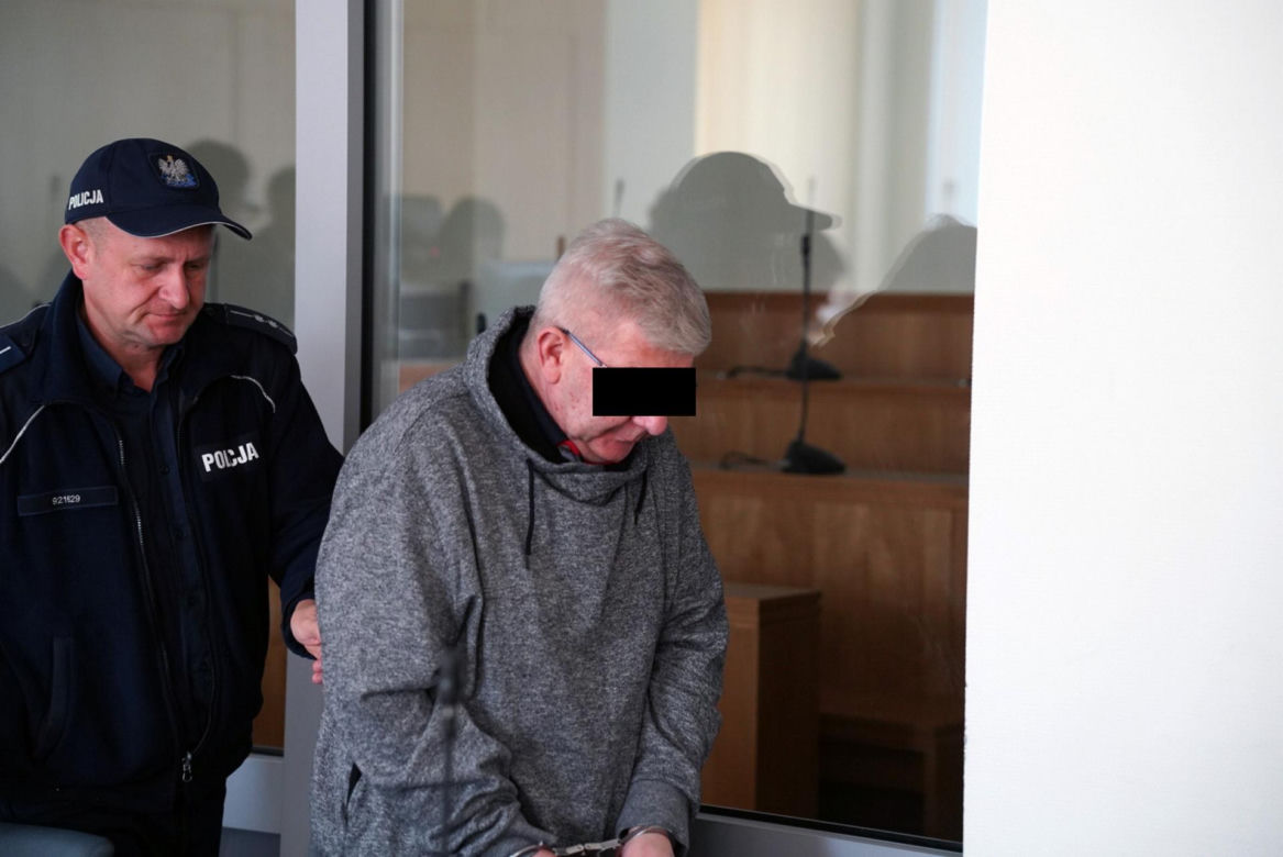 Ksiądz Mirosław porąbał siekierą i podpalił starego znajomego?! W sądzie szok: "mam dziecko"