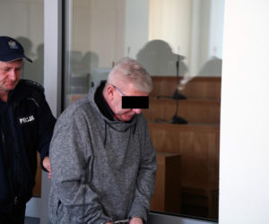 Ksiądz Mirosław porąbał siekierą i podpalił starego znajomego?! W sądzie szok: mam dziecko