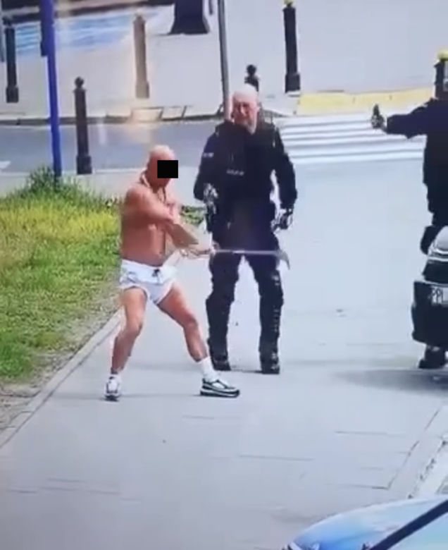 Warszawa. Ruszył z siekierą na policjantów przy Moście Poniatowskiego! Jest nagranie [WIDEO]