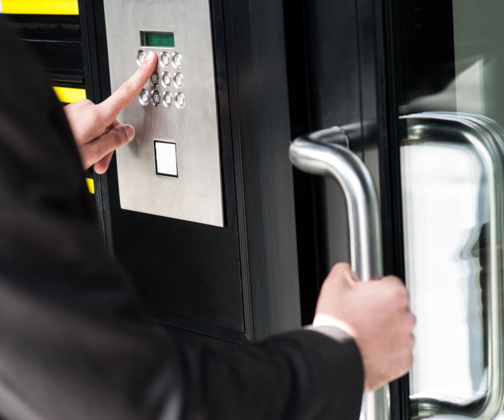 Zestawienie norm dla okuć w systemach kontroli dostępu
