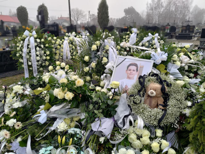 Białe misie strzegą grobu Nikodema Mareckiego. 11-letni aktor zginął w strasznym wypadku