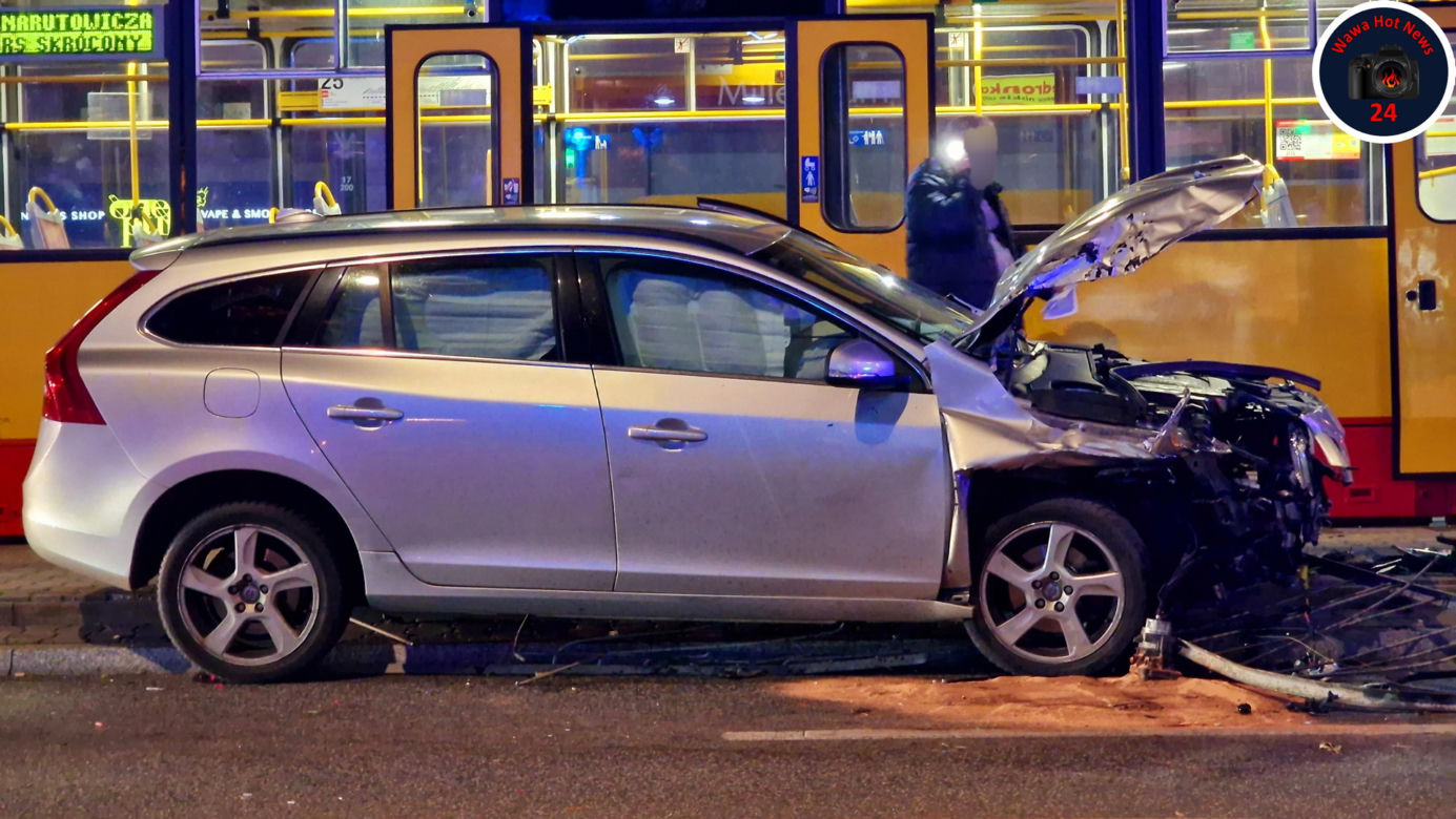 Koszmarne zderzenie audi, volvo i tramwaju. Totalna demolka na przystanku