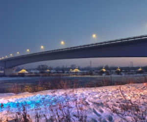 Na rzece załamał się lód. Kobieta i mężczyzna wpadli do lodowatej wody, walczyli o życie