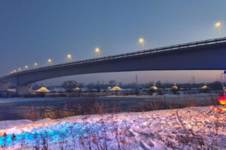 Na rzece załamał się lód. Kobieta i mężczyzna wpadli do lodowatej wody, walczyli o życie