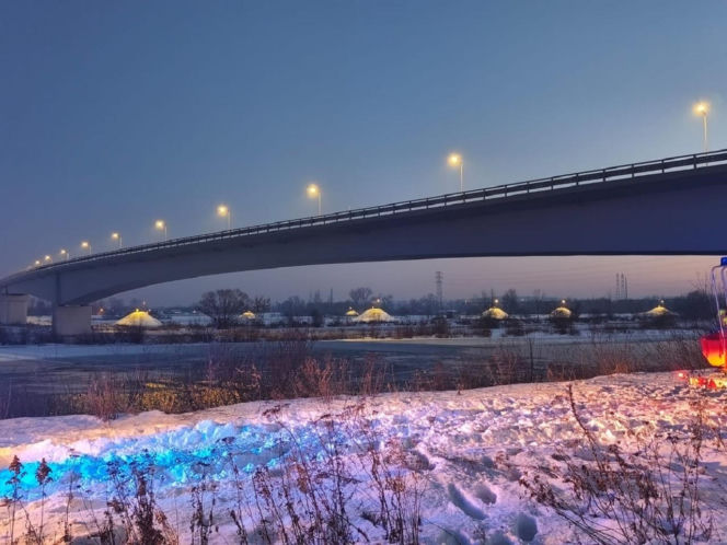 Na rzece załamał się lód. Kobieta i mężczyzna wpadli do lodowatej wody, walczyli o życie