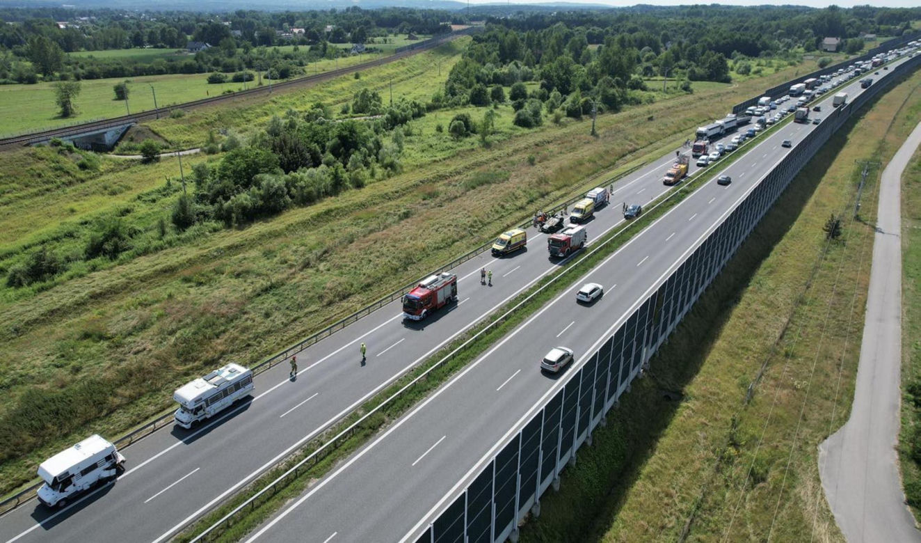 Wypadek na A4. Siedem osób poszkodowanych po zderzeniu osobówki z kamperem. Poważne utrudnienia