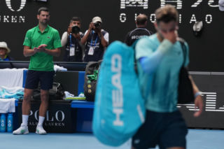 Dramatyczne sceny na Australian Open! Prowadził 2:0 z Djokoviciem. Nagle musiał się poddać