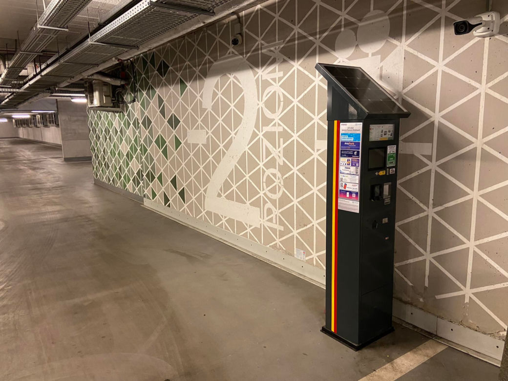 Gdzie słońce nie dochodzi, tam dojdzie opłata za parkowanie. Panele słoneczne na podziemnym parkingu