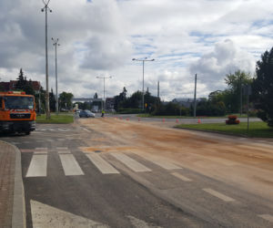 Poważne utrudnienia w centrum Grudziądza. Strażacy usuwają ogromną plamę oleju na ulicy Focha