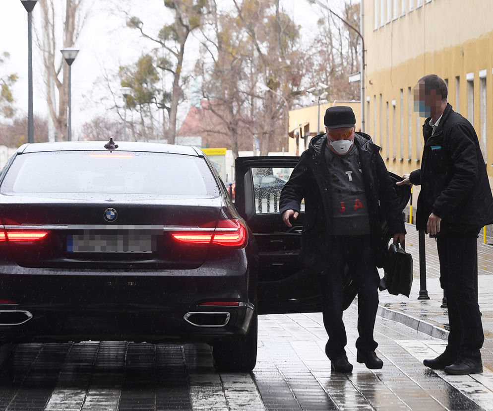 Lech Wałęsa wożony limuzyną BMW serii 7
