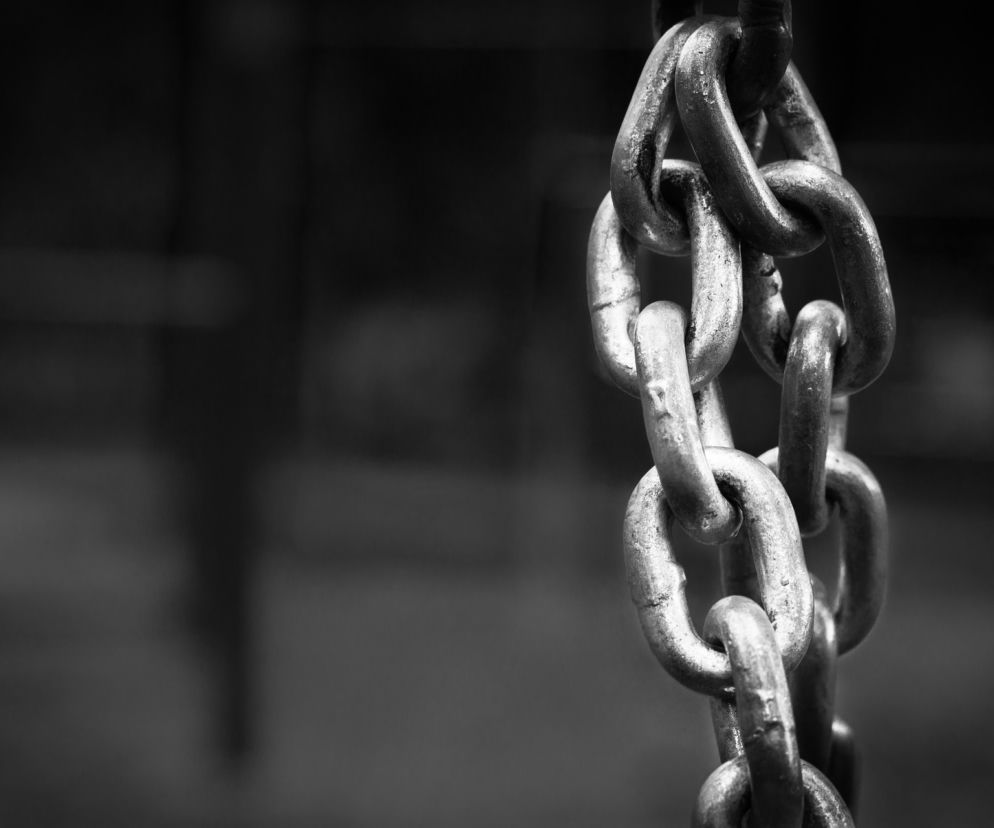 Ełk. Ojciec przywiązał 12-letnią córkę łańcuchem do podłogi. Został zatrzymany