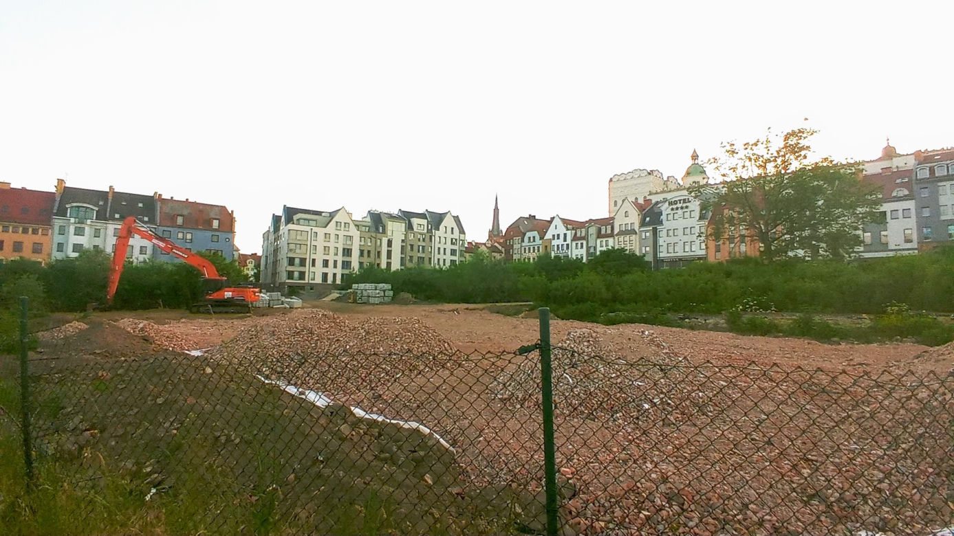 Szczecin: Od lat zarastała chaszczami. Pusta działka na Podzamczu przestanie straszyć?