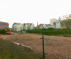 Szczecin: Od lat zarastała chaszczami. Pusta działka na Podzamczu przestanie straszyć?