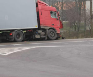Śmiertelny wypadek na drodze krajowej. Poważne utrudnienia po zderzeniu osobówki z ciężarówką