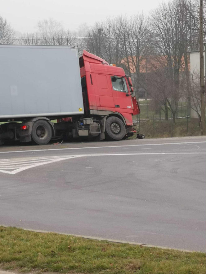 Śmiertelny wypadek na drodze krajowej. Poważne utrudnienia po zderzeniu osobówki z ciężarówką