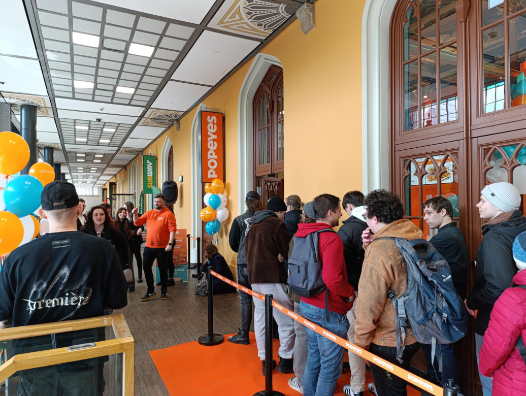 Popeyes na Dworcu Głównym we Wrocławiu otwarty! Spora kolejka, muzyka na żywo i darmowy kurczak