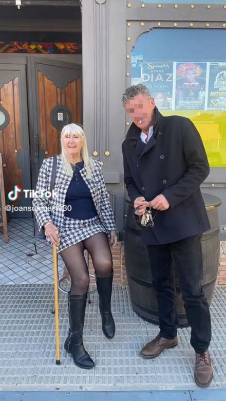 Ma 92 lata i chętnie pokazuje ciało.Joan Woodhouse uwielbia nosić bikini i krótkie sukienki