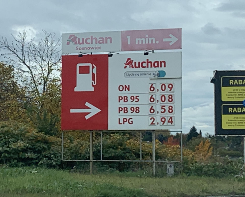 Stacja Auchan przy ul. Zuzanny w Sosnowcu