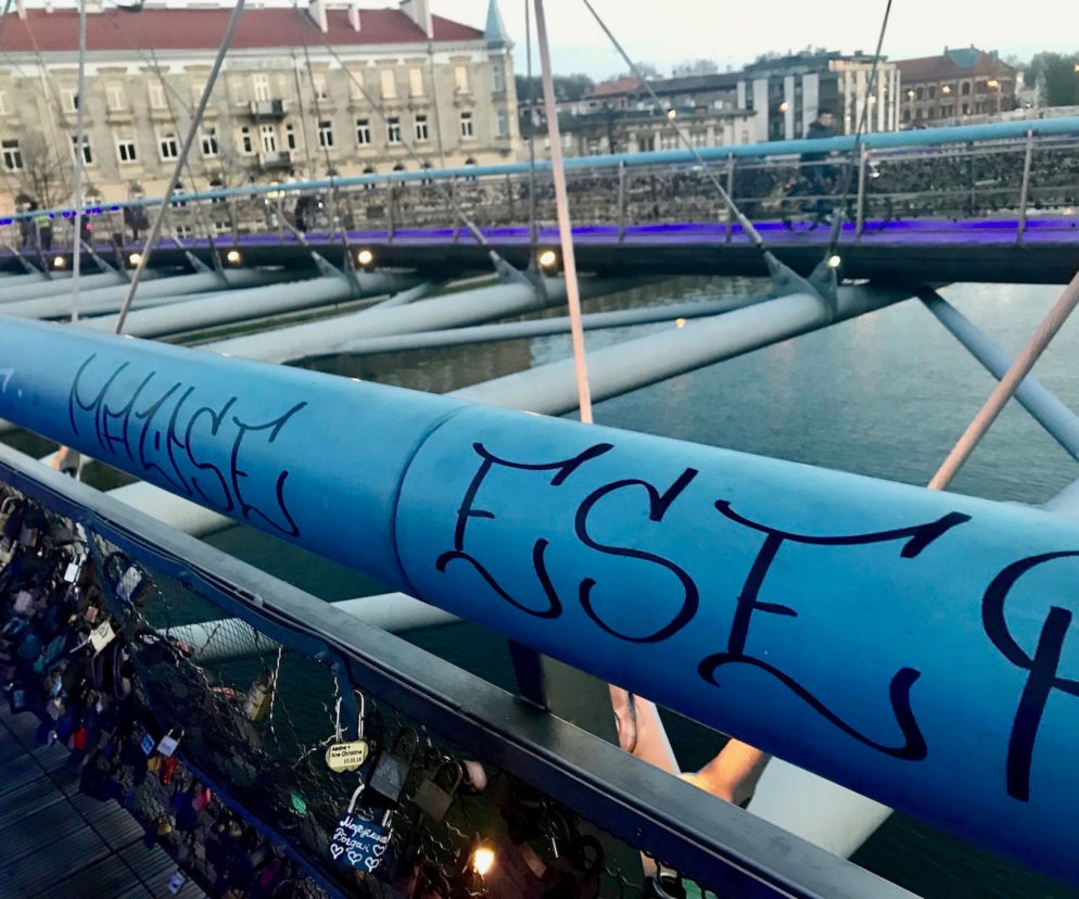 Na kładce Bernatka może znajdować się już ponad 25 tysięcy kłódek.